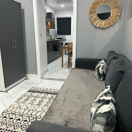 2 Bedroom Flat With Hot Tub Cardiff Zewnętrze zdjęcie