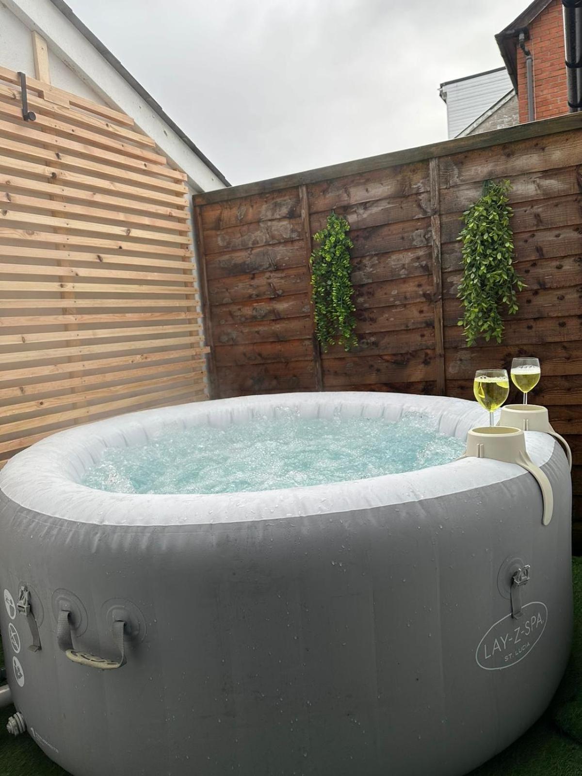 2 Bedroom Flat With Hot Tub Cardiff Zewnętrze zdjęcie