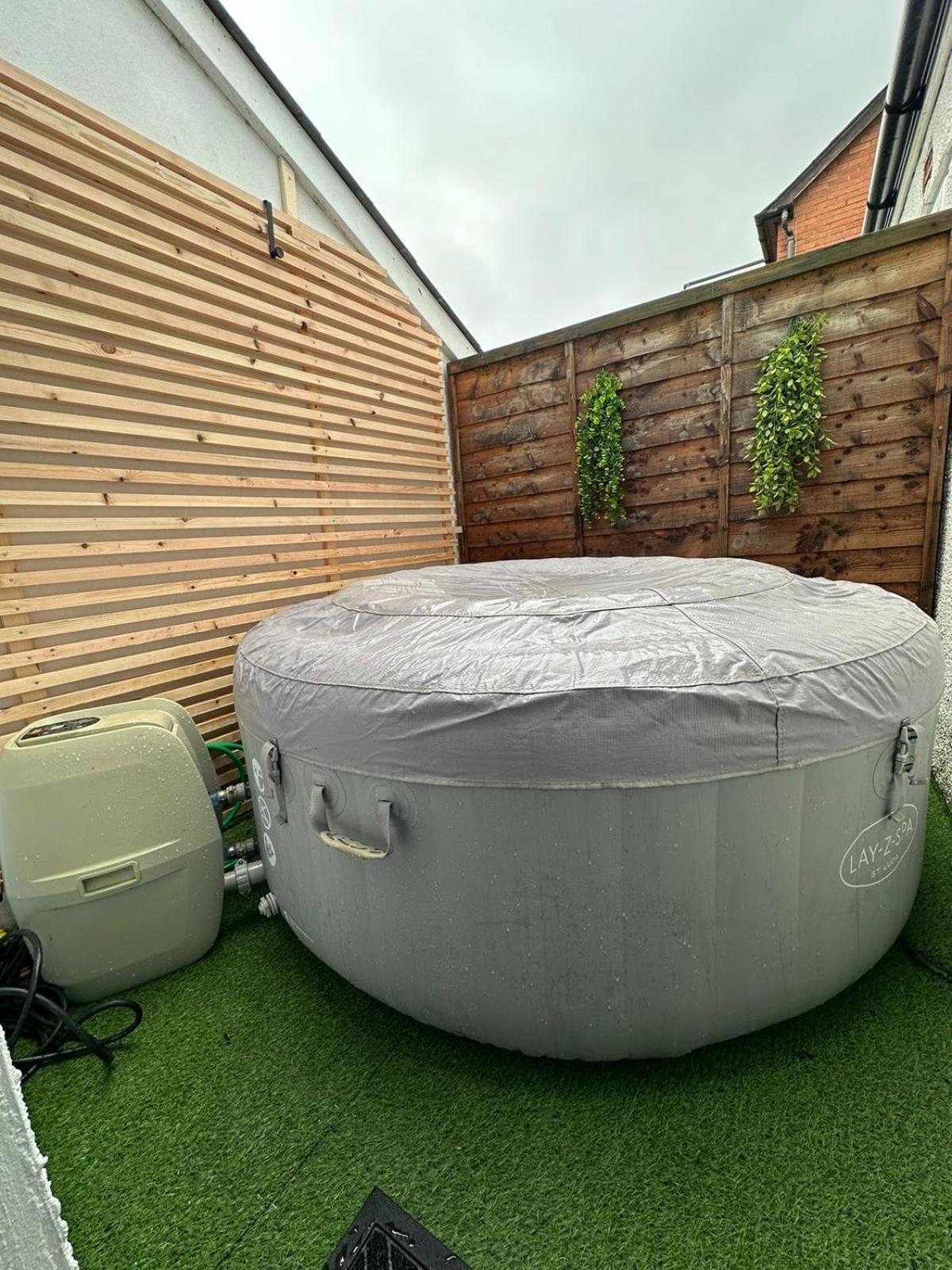 2 Bedroom Flat With Hot Tub Cardiff Zewnętrze zdjęcie
