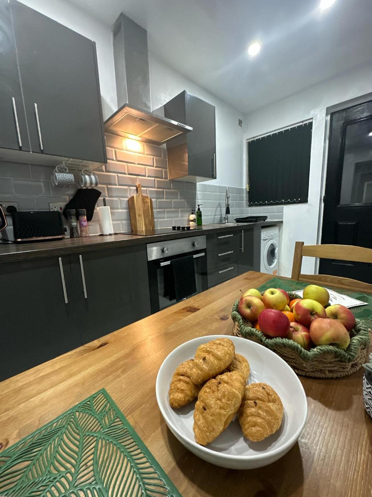 2 Bedroom Flat With Hot Tub Cardiff Zewnętrze zdjęcie