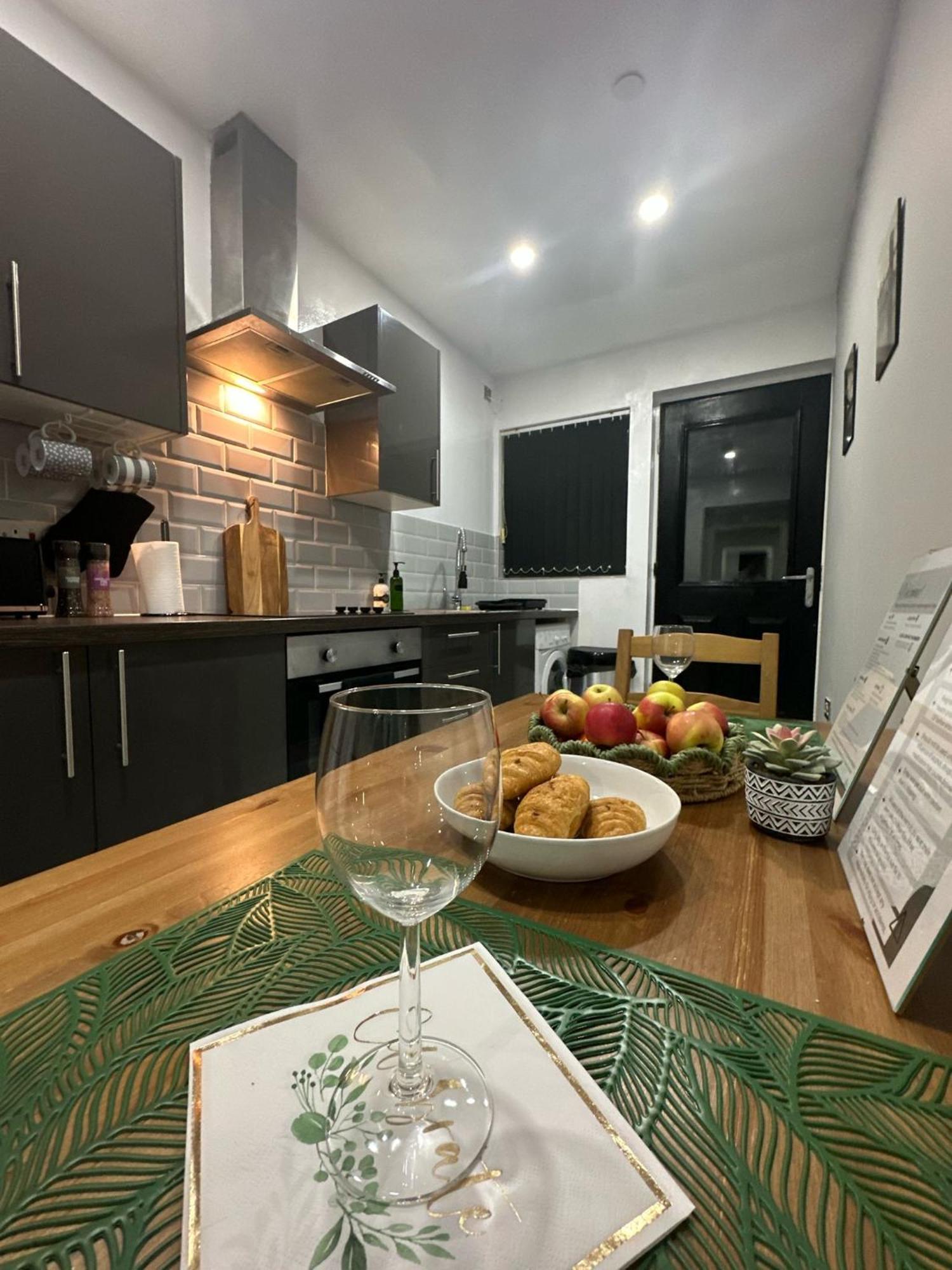 2 Bedroom Flat With Hot Tub Cardiff Zewnętrze zdjęcie