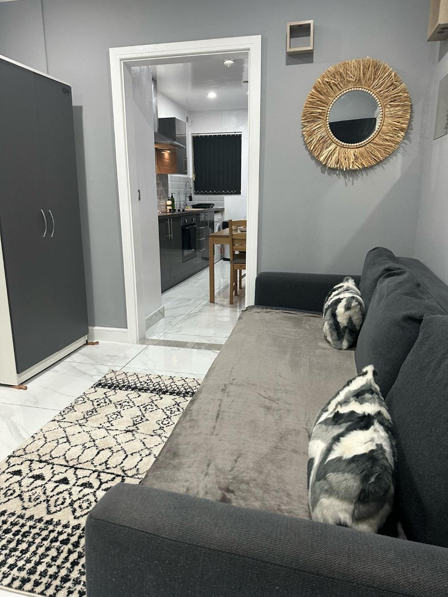 2 Bedroom Flat With Hot Tub Cardiff Zewnętrze zdjęcie